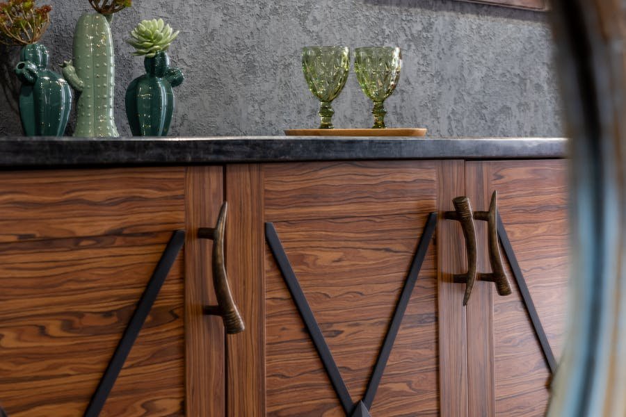 Hardware and cabinet fittings